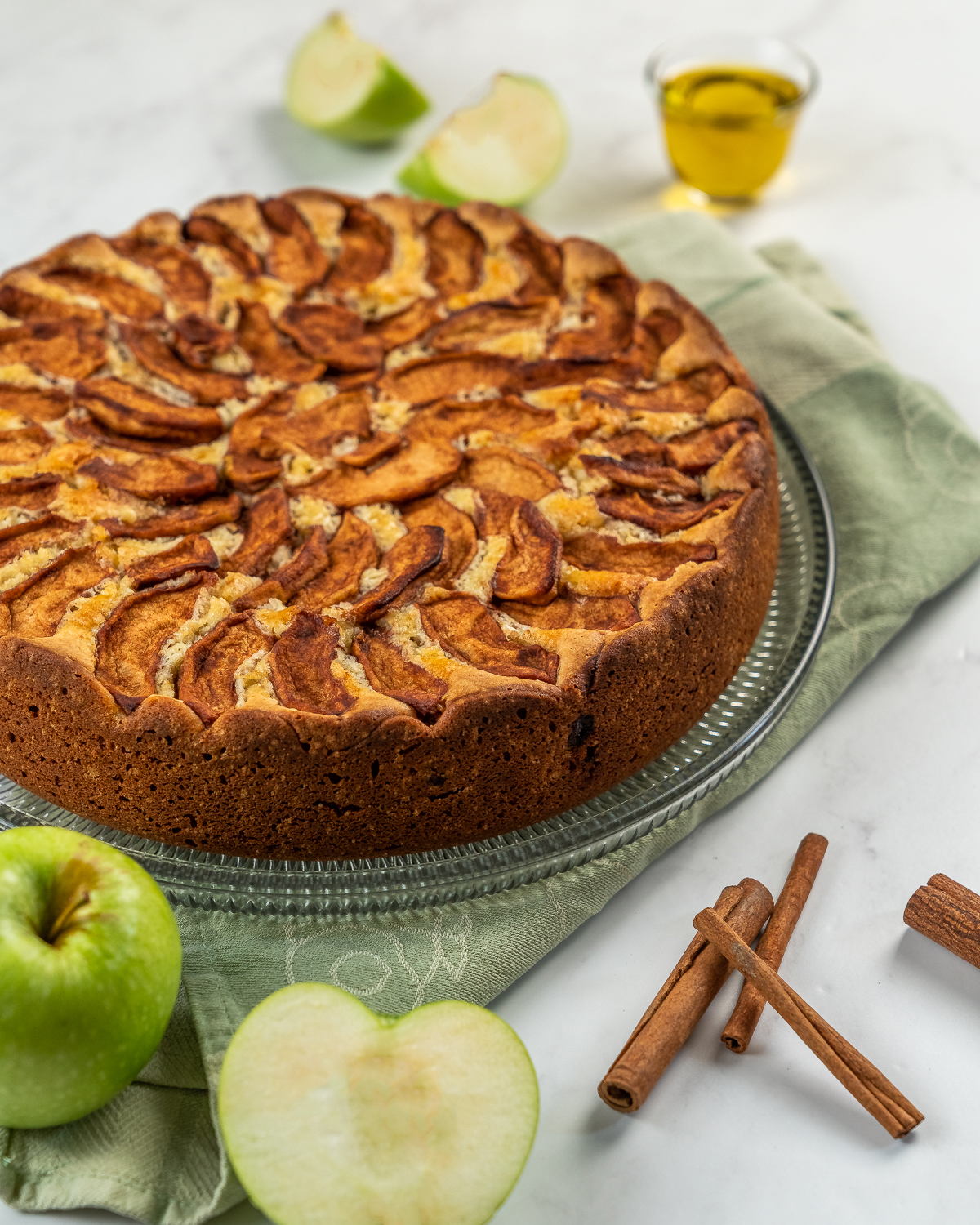 Apple olive oil cake