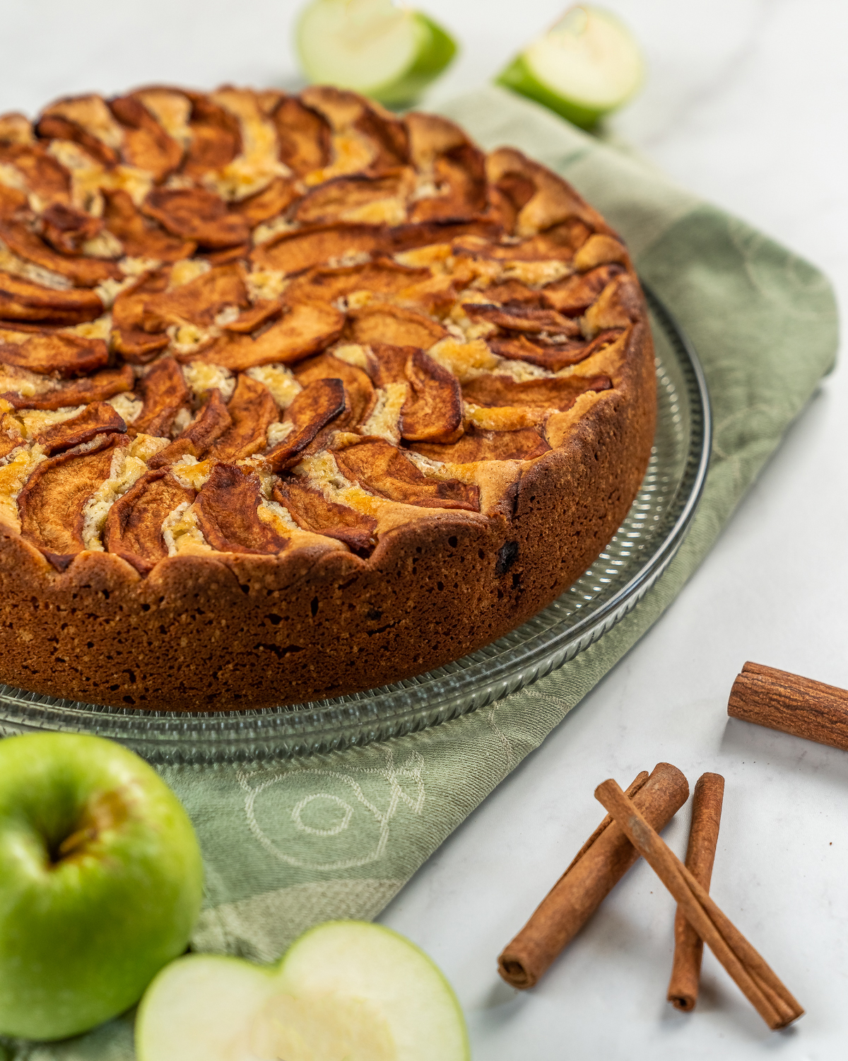 Apple olive oil cake